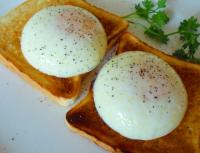 Cum să gătești corect un ou poșat acasă în folie alimentară, o pungă, un aragaz lent și un cuptor cu microunde cu sau fără oțet?
